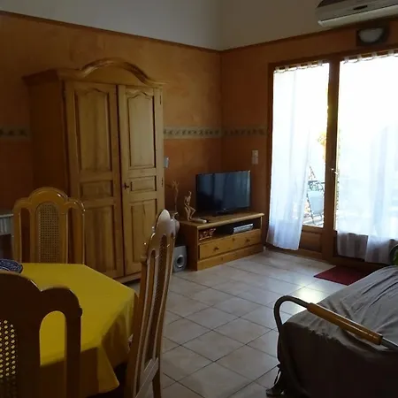 Les Baumelles Apartment